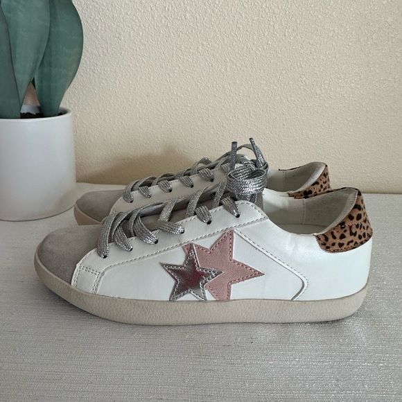 JF Zaylee White /Gray Sninny Lace Up Sneakers Woman’s 6 - Picture 1 of 12